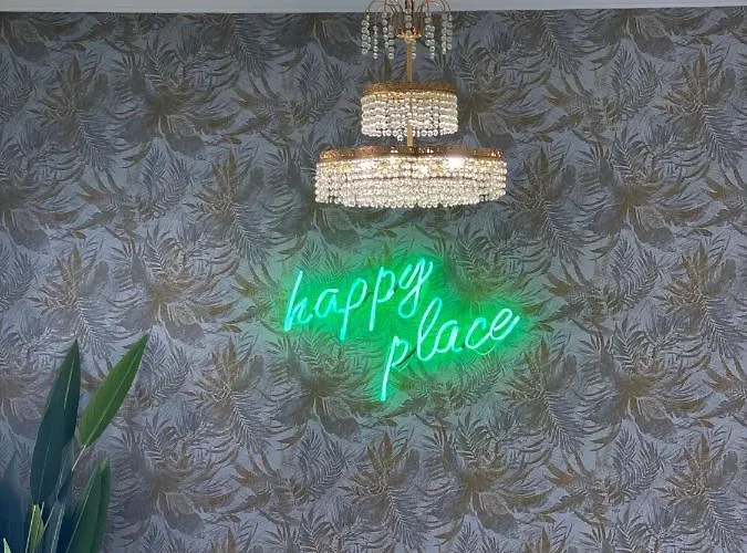 Happy Place! Big, Bright & - Ideal For Families And Groups Of Friends